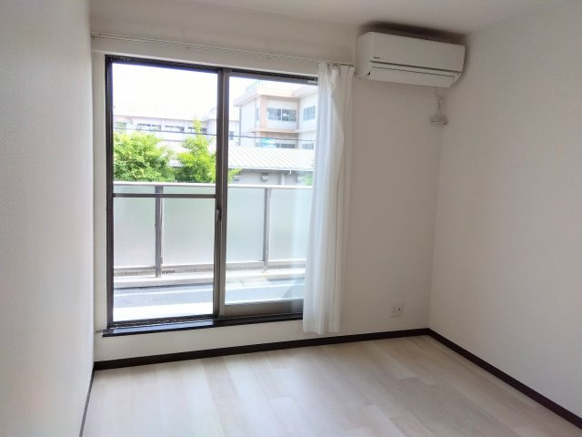 売中古戸建　富士市宮下の洋室|窓が多く心地の良い空間となっています。一日の疲れを癒すプライベート空間になりますね。