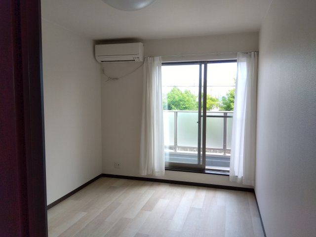 売中古戸建　富士市宮下の洋室|窓が多く明るい室内となっています。寝室として使うのもいいですね。