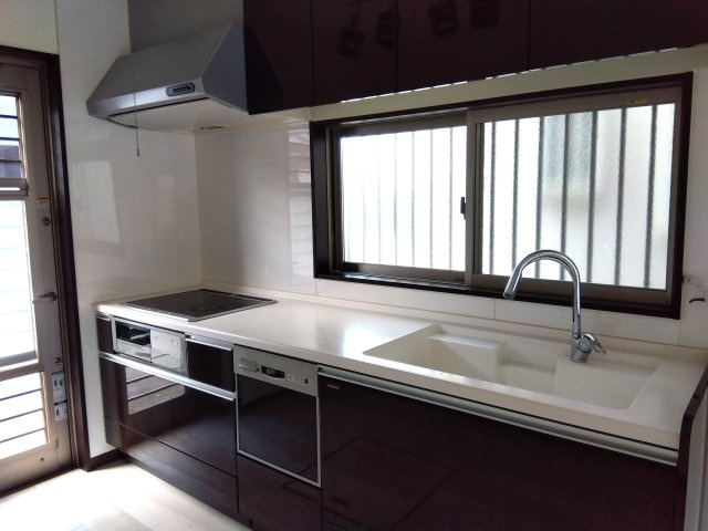 売中古戸建　富士市宮下のキッチン|キッチンには窓があり明るく開放的です。壁付けキッチンなので集中してお料理出来ますね。