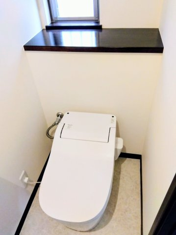 売中古戸建　富士市宮下のトイレ|トイレには窓があり明るい室内です。棚があるのでトイレットペーパーの予備や芳香剤が置けます。