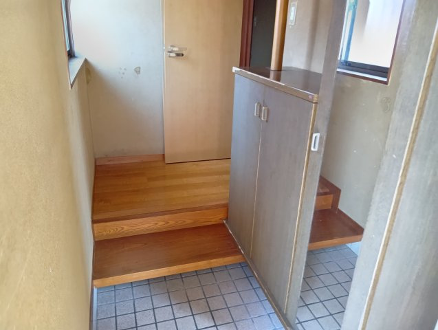 売中古戸建　富士市天間の玄関|備え付けのシューズボックスがあるので収納がたっぷりあります。靴をしまって玄関をすっきりと使えます。