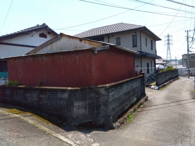 売中古戸建　富士市天間の前面道路含む現地写真|角地なので風通し良好で解放感があります。