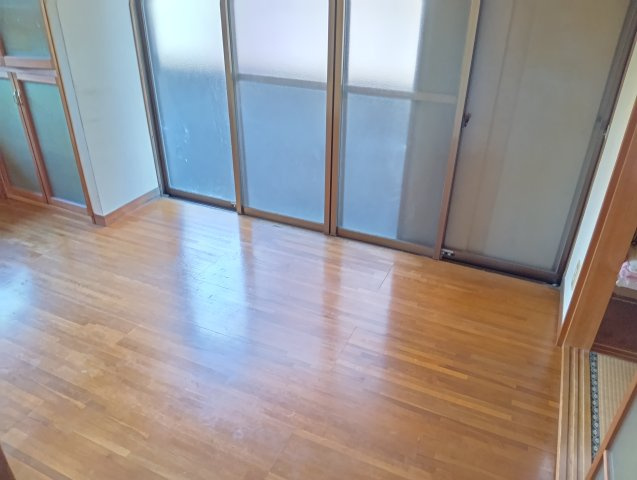 売中古戸建　富士市天間の居間・リビング|ゆとりあるダイニングキッチンです。家族で食事や団らんを楽しめます。大きい窓があるので明るい室内です。