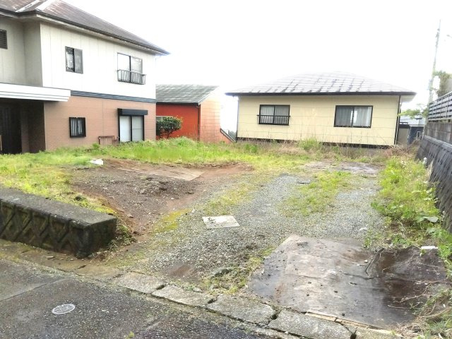 売土地　富士市鵜無ケ淵の前面道路含む現地写真|敷地間口が約10.5ｍあります。車の出入りがスムーズに行えます。