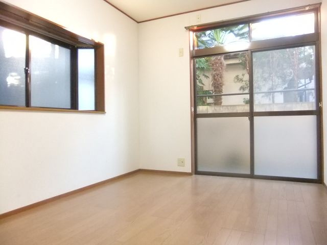 シャルムメゾンＡの洋室|角部屋につき陽当り良好です。（写真は102号室）