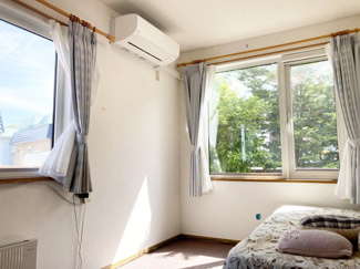 【洋室】 | 手稲区稲穂4条6丁目　中古戸建 | 1階5.8帖洋室・2面採光で明るい雰囲気のお部屋♪