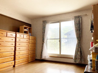 【洋室】 | 手稲区稲穂4条6丁目　中古戸建 | 2階9帖洋室・収納豊富でお部屋を広々使えます♪