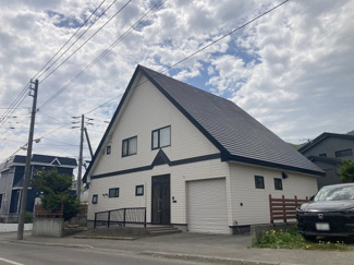 【外観】 | 手稲区稲穂4条6丁目　中古戸建 | 東側角地で日当り良好・60坪5SLDKの大型住宅♪