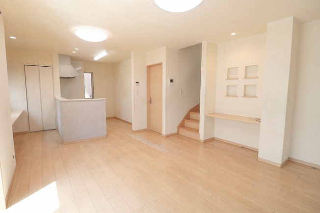 【キッチン】 | ふじみ野市新駒林3丁目　中古一戸建住宅（ふじみ野店） | LDK16.0帖。
ご家族との顔を合わせやすいリビング階段を採用した、コミュニケーションが深まる住まい。