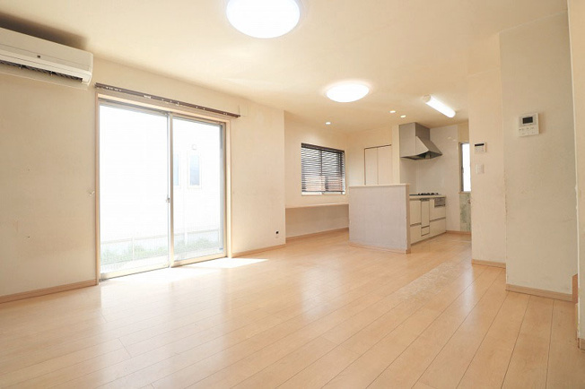 【ダイニング】 | ふじみ野市新駒林3丁目　中古一戸建住宅（ふじみ野店） | 南面の窓からの採光が差し込む温かみのある空間です。