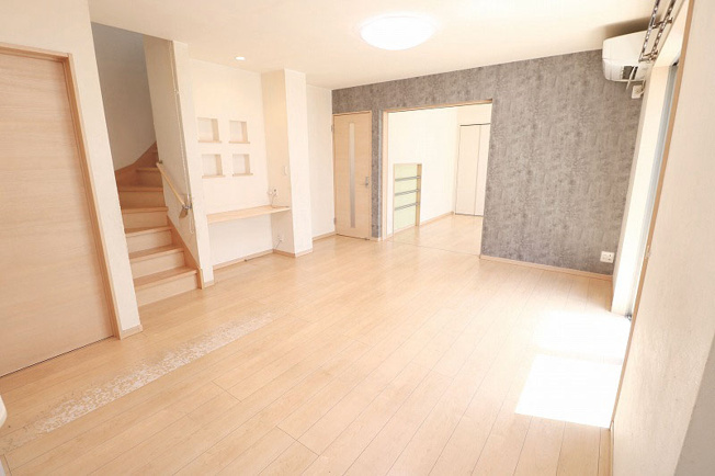 【居間・リビング】 | ふじみ野市新駒林3丁目　中古一戸建住宅（ふじみ野店） | お隣の洋室を開放しリビングをさらに広く使うことができます。