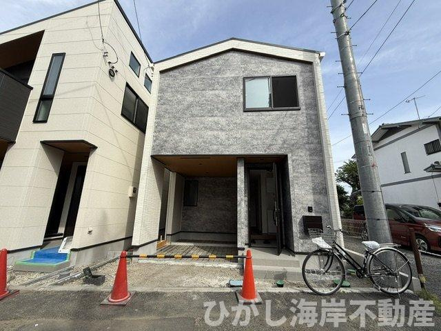 茅ヶ崎市十間坂2丁目　新築戸建　　全３棟の外観|5月24日撮影　外構工事中　現地外観
