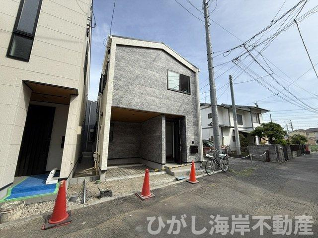 茅ヶ崎市十間坂2丁目　新築戸建　　全３棟の外観|5月24日撮影　外構工事中　現地外観