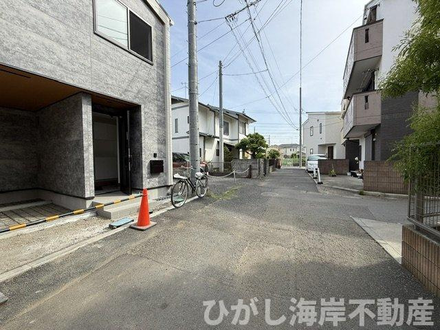 茅ヶ崎市十間坂2丁目　新築戸建　　全３棟の前面道路含む現地写真|5月24日撮影　外構工事中　現地外観