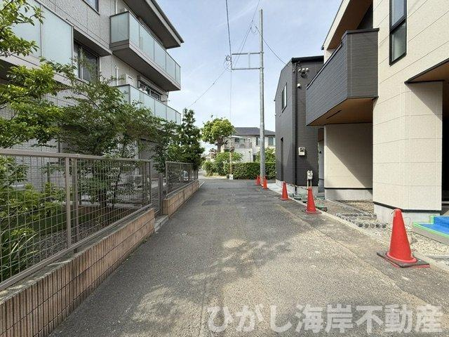 茅ヶ崎市十間坂2丁目　新築戸建　　全３棟の前面道路含む現地写真|5月24日撮影　外構工事中　現地外観