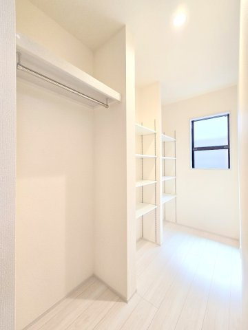 青梅市末広町1丁目　新築1号棟の収納|パントリーとしても利用できるウォークインクローゼット♪