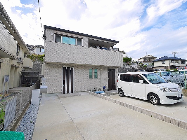 富雄北2丁目ハイツの駐車場