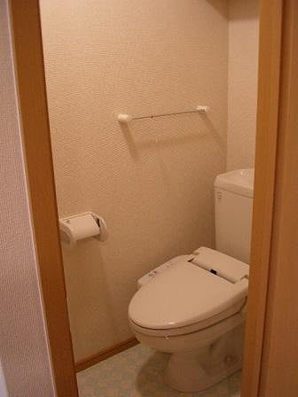 温水洗浄便座付きのトイレです♪