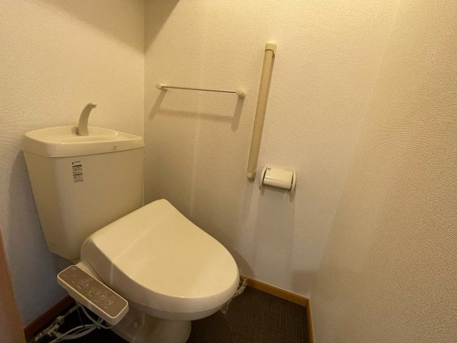 温水洗浄便座付きのトイレです♪