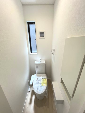 【トイレ】 | 糟屋郡粕屋町阿恵第1　1号棟（全2棟）【仲介手数料無料・0円】 | 施工例。2階にもトイレです。施工例は完成時と異なる場合があります。