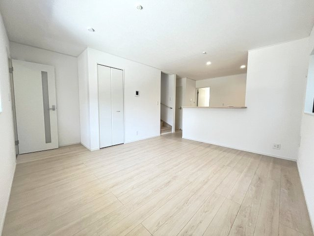 【居間・リビング】 | 糟屋郡粕屋町阿恵第1　1号棟（全2棟）【仲介手数料無料・0円】 | 現地写真。