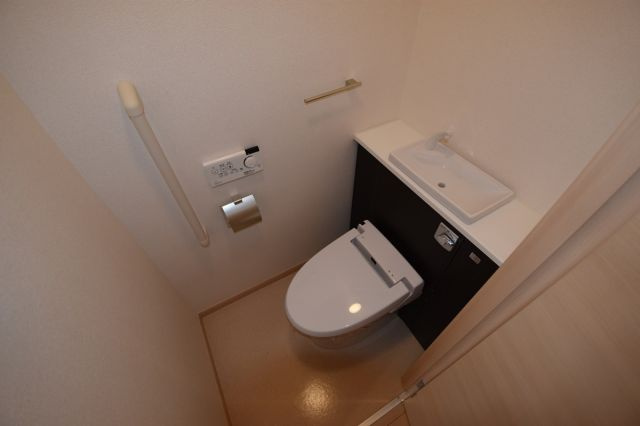 温水洗浄便座付きのトイレです♪