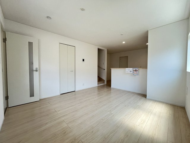 【居間・リビング】 | 糟屋郡粕屋町阿恵第1　2号棟（全2棟）【仲介手数料無料・0円】 | 施工例。施工例は完成時と異なる場合があります。