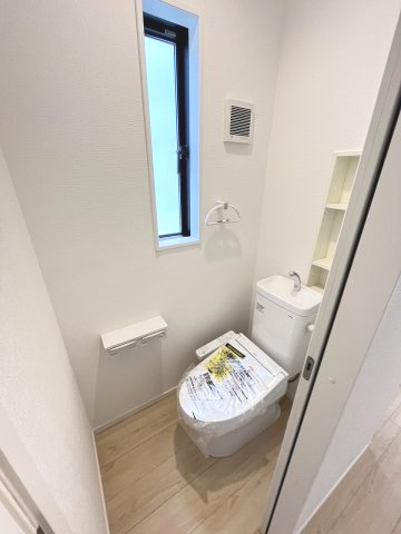 【トイレ】 | 糟屋郡粕屋町阿恵第1　2号棟（全2棟）【仲介手数料無料・0円】 | 施工例。2階にもトイレです。施工例は完成時と異なる場合があります。