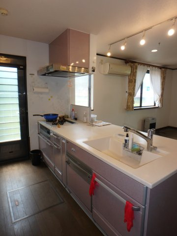 鶴ヶ島市松ヶ丘中古戸建のキッチン|対面でオープンの明るいキッチン。