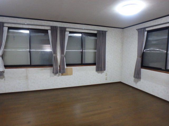 鶴ヶ島市松ヶ丘中古戸建の防犯設備|各窓雨戸付き