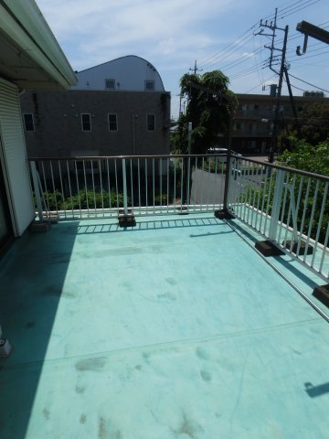 鶴ヶ島市松ヶ丘中古戸建のバルコニー|約10帖の広々バルコニー