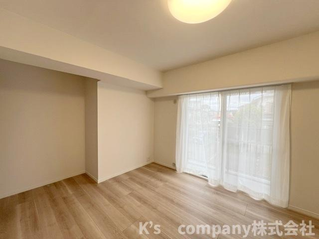 ●藤沢市宮原　藤沢長後スカイハイツの寝室|洋室6.7帖◇北側バルコニーからは優しい日差しが入り主寝室にもお勧めです◇