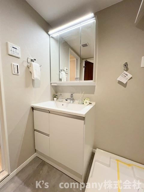 ●藤沢市宮原　藤沢長後スカイハイツの独立洗面台|三面鏡の内側には小物収納が充実しています◇