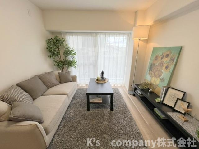 ●藤沢市宮原　藤沢長後スカイハイツの居間・リビング|正面には広々としたバルコニーからの明るさも取り入れた明るい憩いのスペースです◇