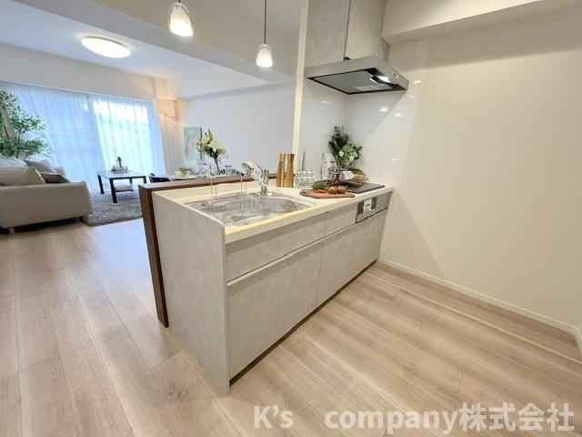 ●藤沢市宮原　藤沢長後スカイハイツのキッチン|キッチン後方に食器棚と冷蔵庫スペースがあります◇