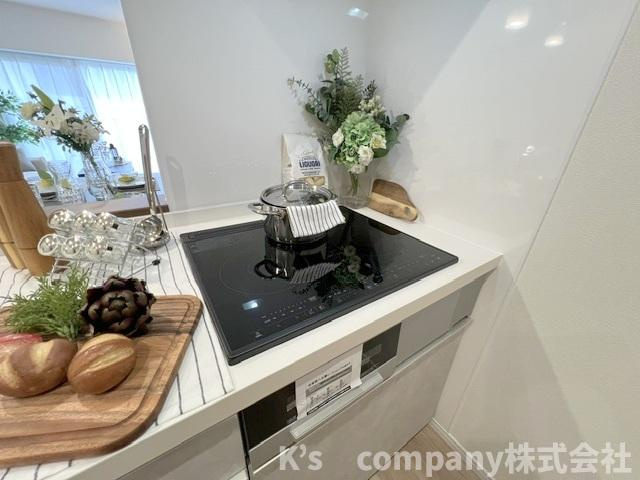 ●藤沢市宮原　藤沢長後スカイハイツのキッチン|三口のIHクッキングヒーター☆お手入れが簡単です◇