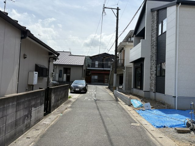 Adoble＋小倉南区南方1丁目1期の前面道路含む現地写真|前面道路幅員約4.0メートルです。
