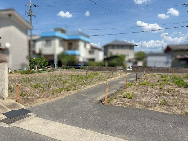 ◆南向きにつき陽当たり良好◆建築条件無し売土地◆伏見区久我石原町の前面道路含む現地写真|前道(２０２６年５月撮影) 
