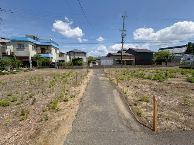 ◆南向きにつき陽当たり良好◆建築条件無し売土地◆伏見区久我石原町の前面道路含む現地写真|前道(２０２６年５月撮影) 