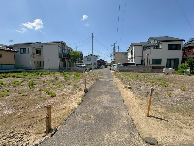 ◆南向きにつき陽当たり良好◆建築条件無し売土地◆伏見区久我石原町の前面道路含む現地写真|前道(２０２６年５月撮影) 