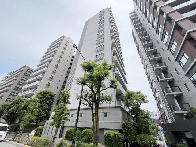 【外観】 | 朝日ツイン目黒A棟 | 手入れの行き届いた外壁やエントランスなど、「見ればわかる」レベルで清潔感を保ったマンションです。築年数を感じさせない姿で皆様をお出迎えします。～即日のご見学可能～　お問合せはお気軽にどうぞ。
