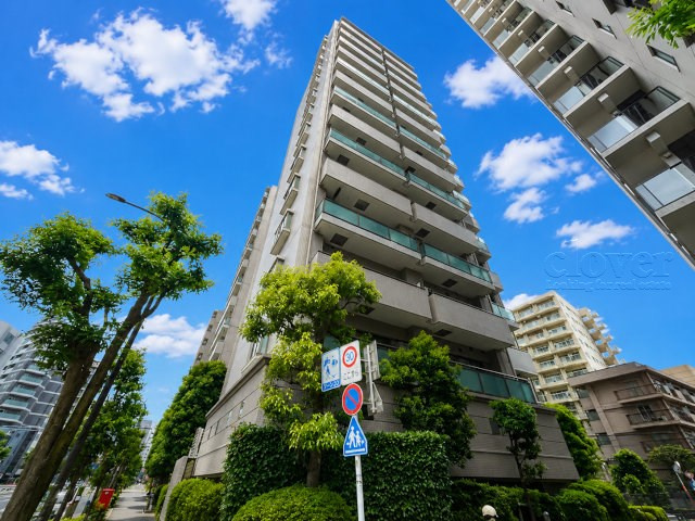 【外観】 | 朝日ツイン目黒A棟 | 青空によく映える建物です。手入れの行き届いた外壁やマンション正面エントランスなど、綺麗な姿をぜひ一度、現地にてご覧ください。～即日のご見学可能～　お問合せはお気軽にどうぞ。
