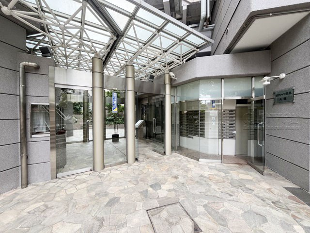 【エントランス】 | 朝日ツイン目黒A棟 | オートロックを備えた、マンションのエントランス。やはりセキュリティの観点は欠かすことができません。皆様を“安全”に送り出し、出迎えてくれます。～即日のご見学可能～　お問合せはお気軽にどうぞ。
