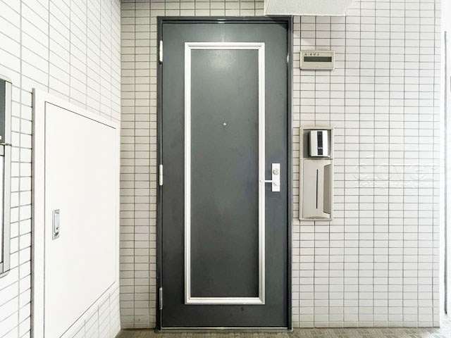 【その他共用部分】 | 朝日ツイン目黒A棟 | 皆様をお迎えする、お部屋の玄関ドア。開けやすさや開放角度、ドアノブの操作しやすさや鍵の形状などを、現地で一度ご確認ください。～即日のご見学可能～　お問合せはお気軽にどうぞ。
