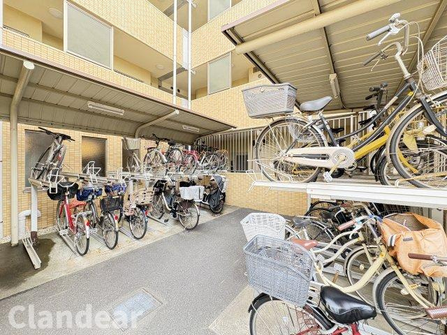 フィオーレお花茶屋の駐輪場|ドキドキの新生活も、安心してスタート。ぴったりの住まいを見つけませんか？クランディアが一緒に住まい選びをサポートします‼　まずは、お気軽にお問合せください　＃クランディア