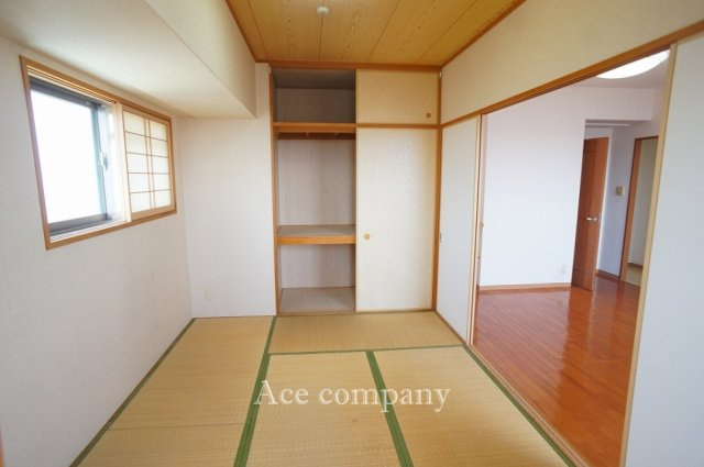 【寝室】 | エスリード八尾東本町 | 【和室6帖】西側に窓付き☆押し入れ完備です♪