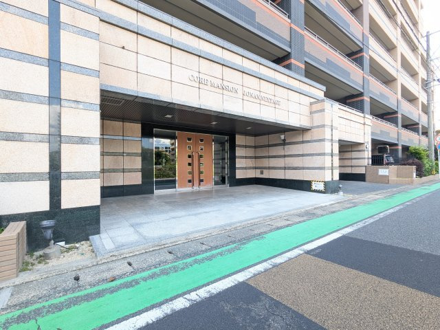 【外観】 | コアマンション城南ネクステージ | マンションエントランス入口は開放感があります。前面道路も交通量が比較的少なく、小さなお子様のいらっしゃるファミリーも安心です♪