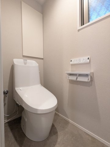【トイレ】 | コアマンション城南ネクステージ | 温水洗浄便座付きのトイレは新品なので安心してお使いいただけます♪　トイレットペーパーなどが収納できる棚付きで便利です♪