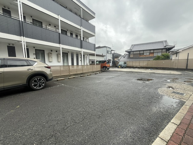 竹城台ハイツＥ棟の駐車場