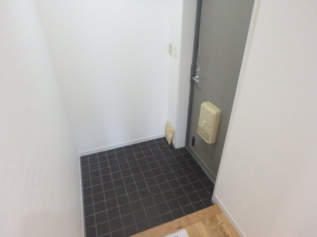【玄関】 | フェイバリー甲東園Ⅱ | 収納もある玄関です